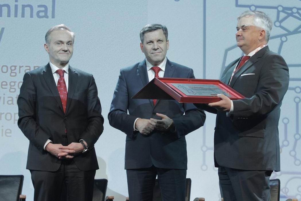 Wojciech Szczurek (od lewej), prezydent Gdyni i Janusz Piechociński, wicepremier i minister gospodarki wręczyli nagrodę prezesowi Krzysztofowi Szymborskiemu ( z prawej) Wojciech Szczurek (od lewej), prezydent Gdyni i Janusz Piechociński, wicepremier i ministra gospodarki wręczyli nagrodę prezesowi Krzysztofowi Szymborskiemu ( z prawej)